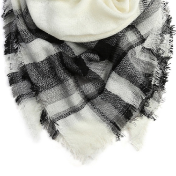 Black & Creamy White Blanket Scarf - Picture 4 of 4